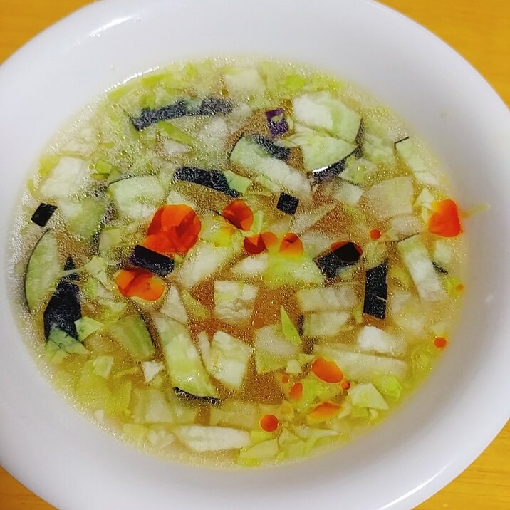 味覇で☆茄子　キャベツ　ニンジンのピリ辛スープ